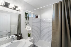 Shower, hair dryer, towels - Studio with King Bed Mins. to Encanto Park & Phoenix Zoo (Phoenix)