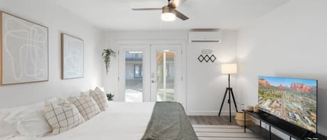 Escritorio, tabla de planchar con plancha, wifi y ropa de cama