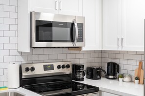 Fridge, microwave, oven, stovetop - Studio with King Bed Mins. to Encanto Park & Phoenix Zoo (Phoenix)
