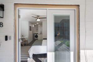 Escritorio, tabla de planchar con plancha, wifi y ropa de cama