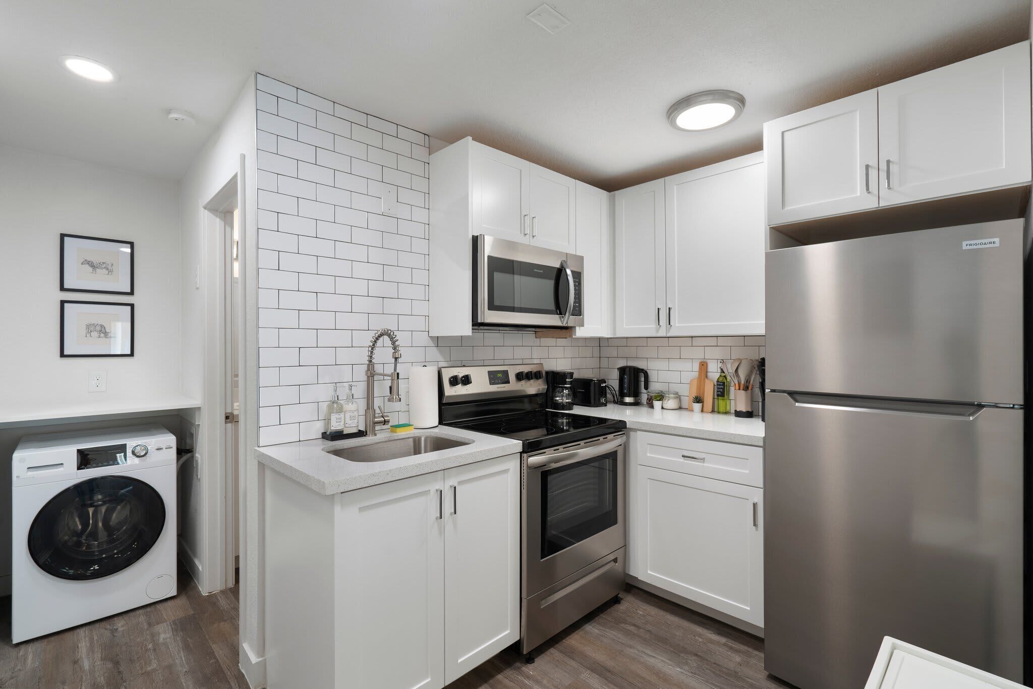 Refrigerador, microondas, horno y parrilla de estufa 