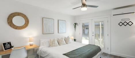 Escritorio, tabla de planchar con plancha, wifi y ropa de cama