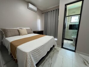 6 عدّة غرف نوم ومكواة/لوح كي وواي فاي وملاءات أسرّة