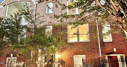 Entire Midtown Luxury Home near World Cup, Espresso Machine, Desks+Monitors