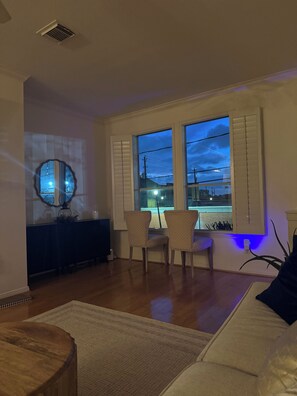 Smart TV, books, music library, video library - Midtown Comfort Suite Coffee Bar WFH Stay (Houston)
