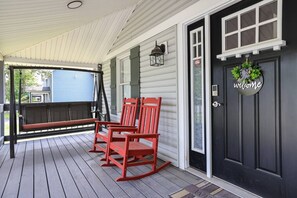 Terrace/patio - Remodeled 4BR w/ Yard, Fire Pit, Near Camelback (Tannersville)