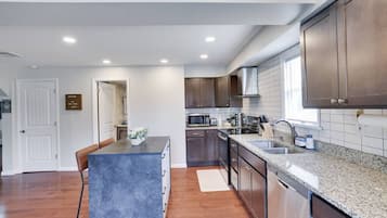 Geladeira, micro-ondas, fogão, cooktop