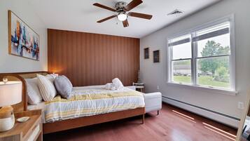 Escritorio, tabla de planchar con plancha, cuna de viaje y wifi