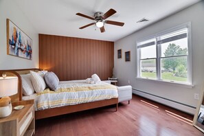 Escritorio, tabla de planchar con plancha, cuna de viaje y wifi