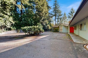 Property grounds - Cozy dog-friendly apartment w/ jetted walk-in tub, washer & dryer and  WIFI (Portland)