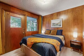 1 bedroom, Internet, bed sheets - Cozy dog-friendly apartment w/ jetted walk-in tub, washer & dryer and  WIFI (Portland)