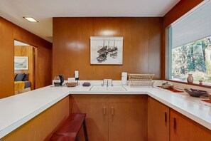 Microwave, cookware/dishes/utensils - Cozy dog-friendly apartment w/ jetted walk-in tub, washer & dryer and  WIFI (Portland)