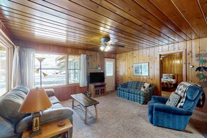 Una televisión, una chimenea