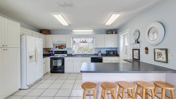 Réfrigérateur, micro-ondes, plaque de cuisson, lave-vaisselle