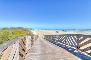 Beach nearby - Gorgeous beach home w/patio & balcony-oceanview, walk to beach & 2 shared pools (Port Aransas)