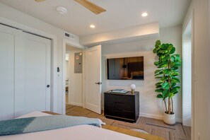 2 bedrooms, desk, Internet, bed sheets