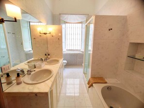 Hair dryer, bidet, towels, soap - Cappuccini apartment a few minutes walk from the center (Cagliari)