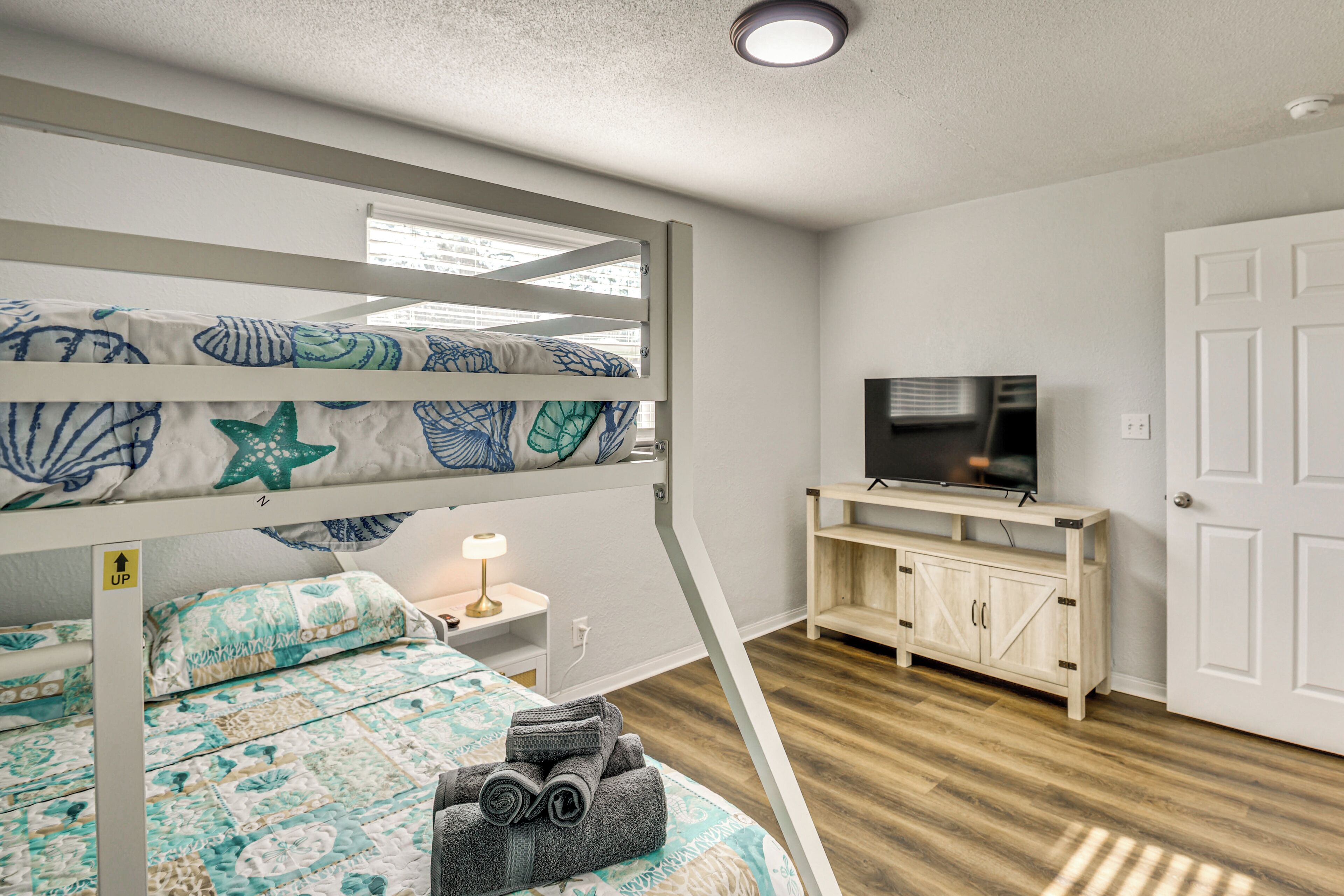 3 habitaciones, tabla de planchar con plancha y acceso a internet 