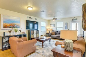 TV - ‘Dave’s Waves’ Pet-Friendly Home in Surfside Beach (Surfside Beach)