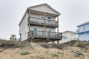Exterior - ‘Dave’s Waves’ Pet-Friendly Home in Surfside Beach (Surfside Beach)