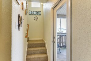 Interior - ‘Dave’s Waves’ Pet-Friendly Home in Surfside Beach (Surfside Beach)