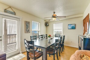 Dining - ‘Dave’s Waves’ Pet-Friendly Home in Surfside Beach (Surfside Beach)