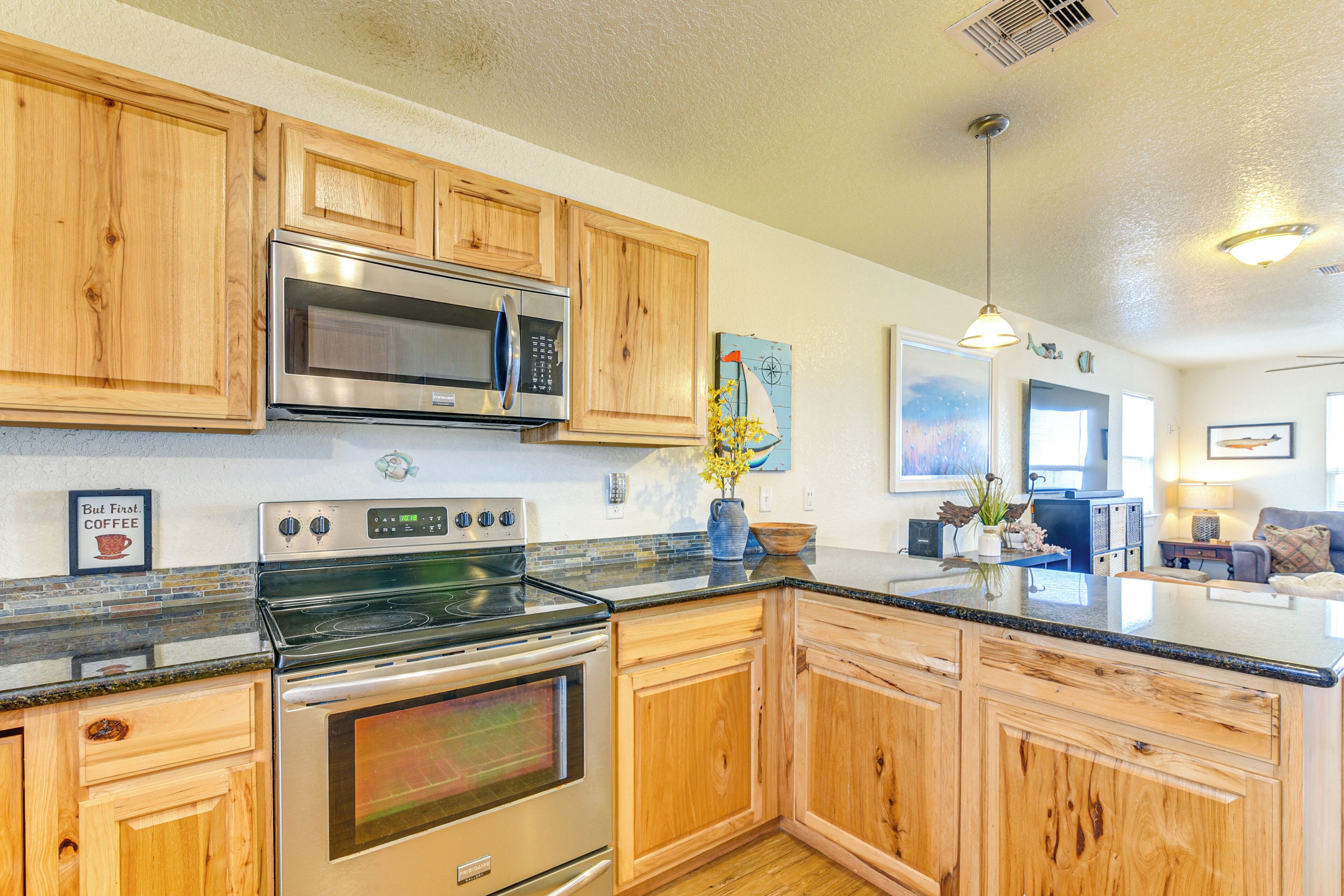 Een koelkast, een magnetron, een kookplaat, een vaatwasser