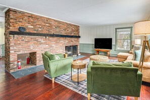 TV, fireplace - Dine & Unwind! Overlook Home at Rabbit Hill Inn (Lower Waterford)