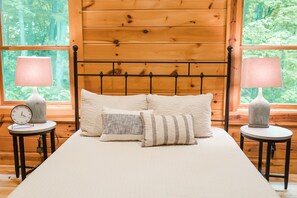 5 bedrooms, desk, WiFi, bed sheets - Lakefront w Community Dock Slip, Hot Tub, Fire Pit (Swanton)
