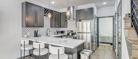 冷蔵庫、電子レンジ、コンロ、食器洗い機