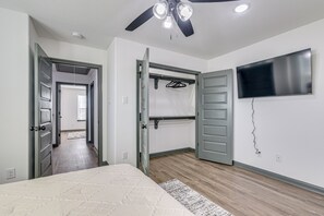 3 bedrooms, Internet, bed sheets - Sleek, Convenient New-Build 8 Mi to Dtwn Houston! (Houston)