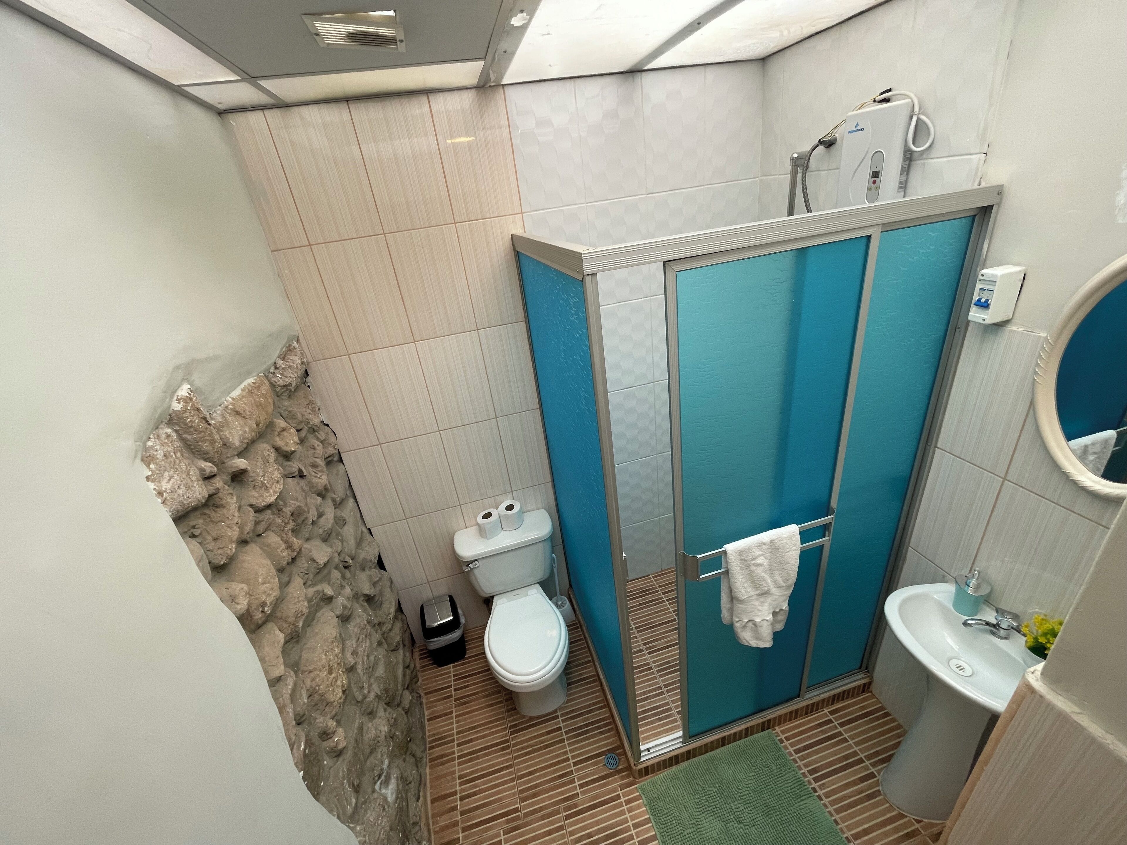 Sèche-cheveux, serviettes fournies, savon, papier toilette