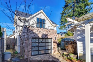 Exterior - 2-Story Guesthouse w/ Private Deck in NE PDX (Portland)