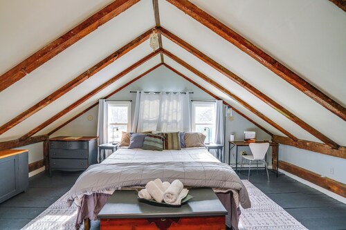 Hike, Fish & Ski: Riverside Barn Loft in Lee