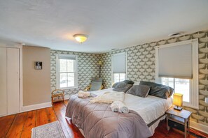 3 bedrooms, desk, travel crib, internet