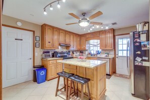 Een koelkast, een magnetron, een kookplaat