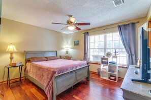 2 slaapkamers, een strijkplank/strijkijzer, internet, beddengoed