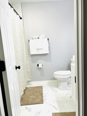 Shower, hair dryer, towels, soap - NRG & Med Center Gem 3BR/2BA, Sleeps 9, Free Fast Wi-Fi + Parking - Book Now! (Houston)