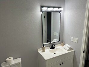 Shower, hair dryer, towels, soap - NRG & Med Center Gem 3BR/2BA, Sleeps 9, Free Fast Wi-Fi + Parking - Book Now! (Houston)
