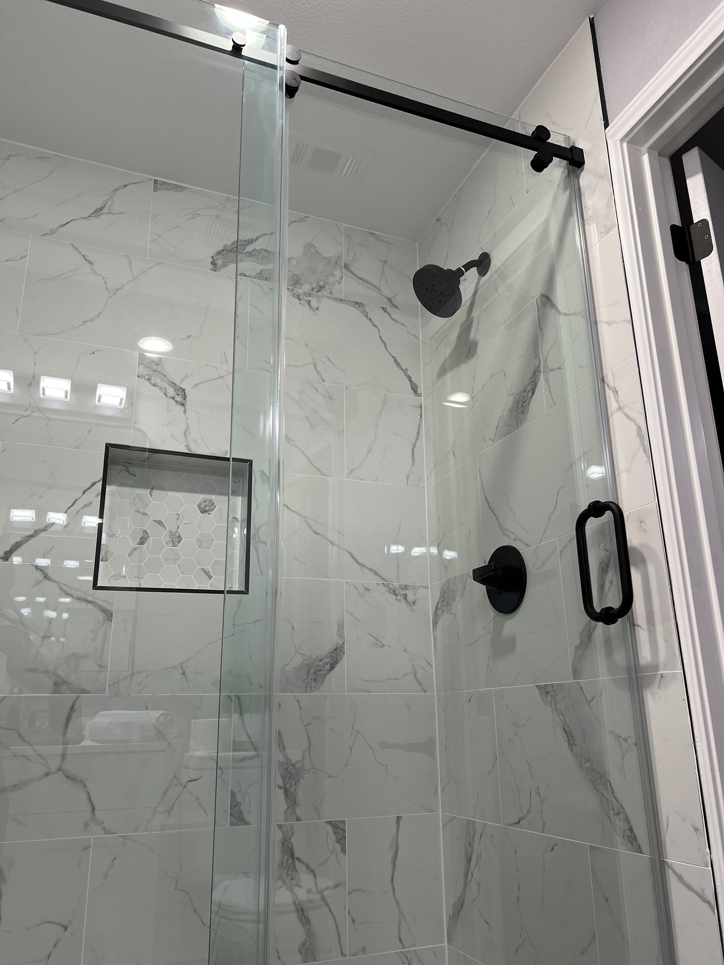 Dusche, Haartrockner, Handtücher, Seife