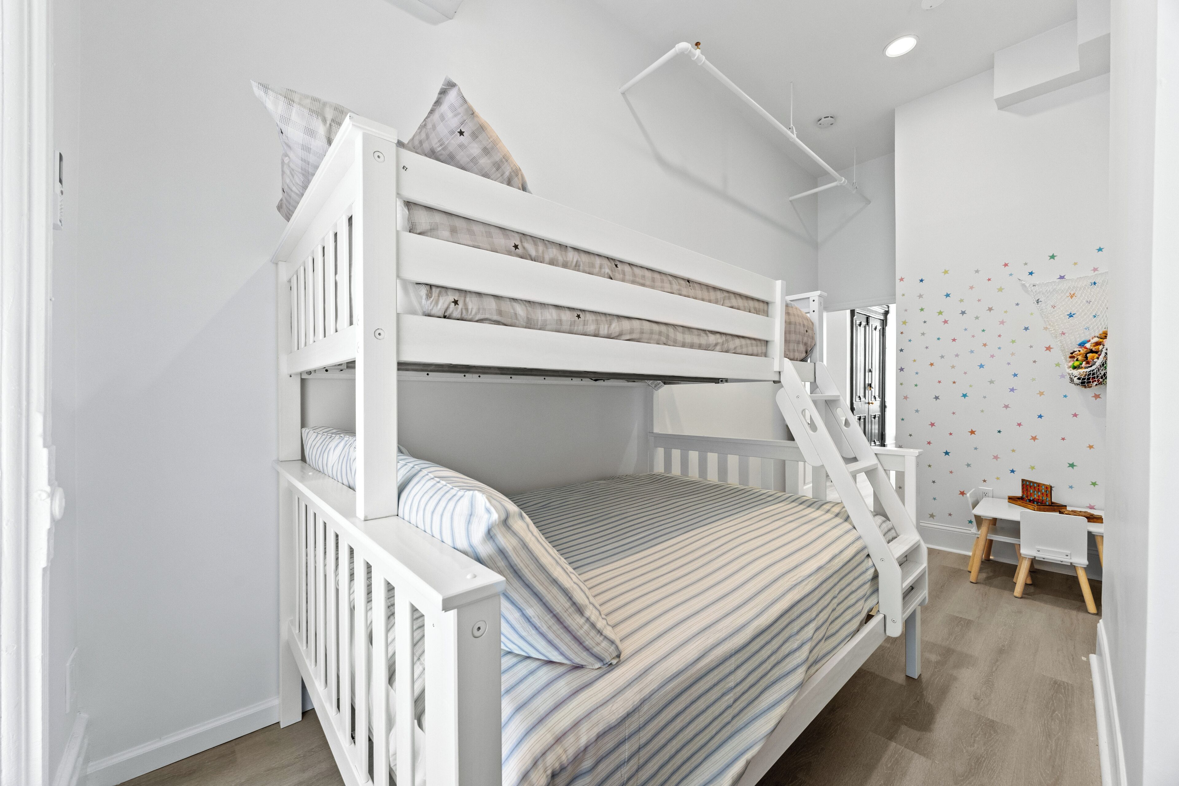 2 chambres, fer et planche à repasser, accès au Wi-Fi (inclus)