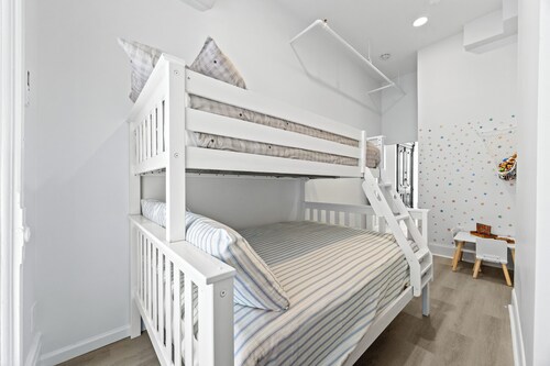 Huge Loft W/ Full Kitchen Near Central Park: Great for Families & Large Groups!