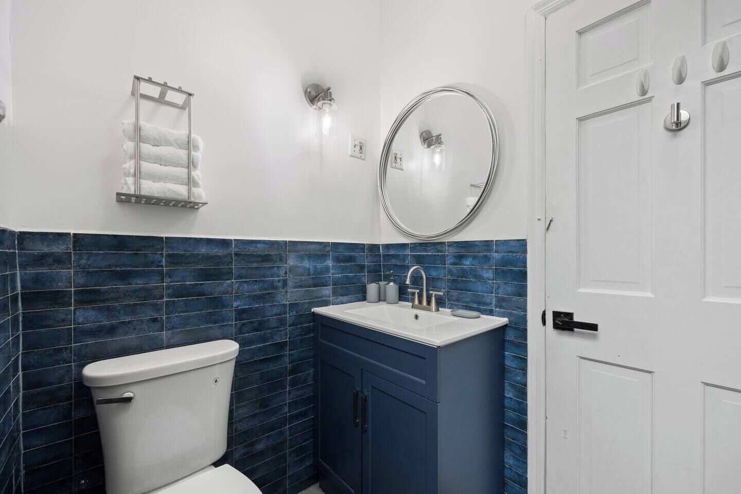 Secadora de cabello, toallas, jabón, papel de baño 
