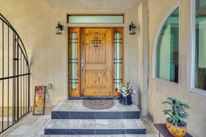 Interior - 4 Mi to Dtwn Long Beach: Private Poolside Oasis! (Long Beach)