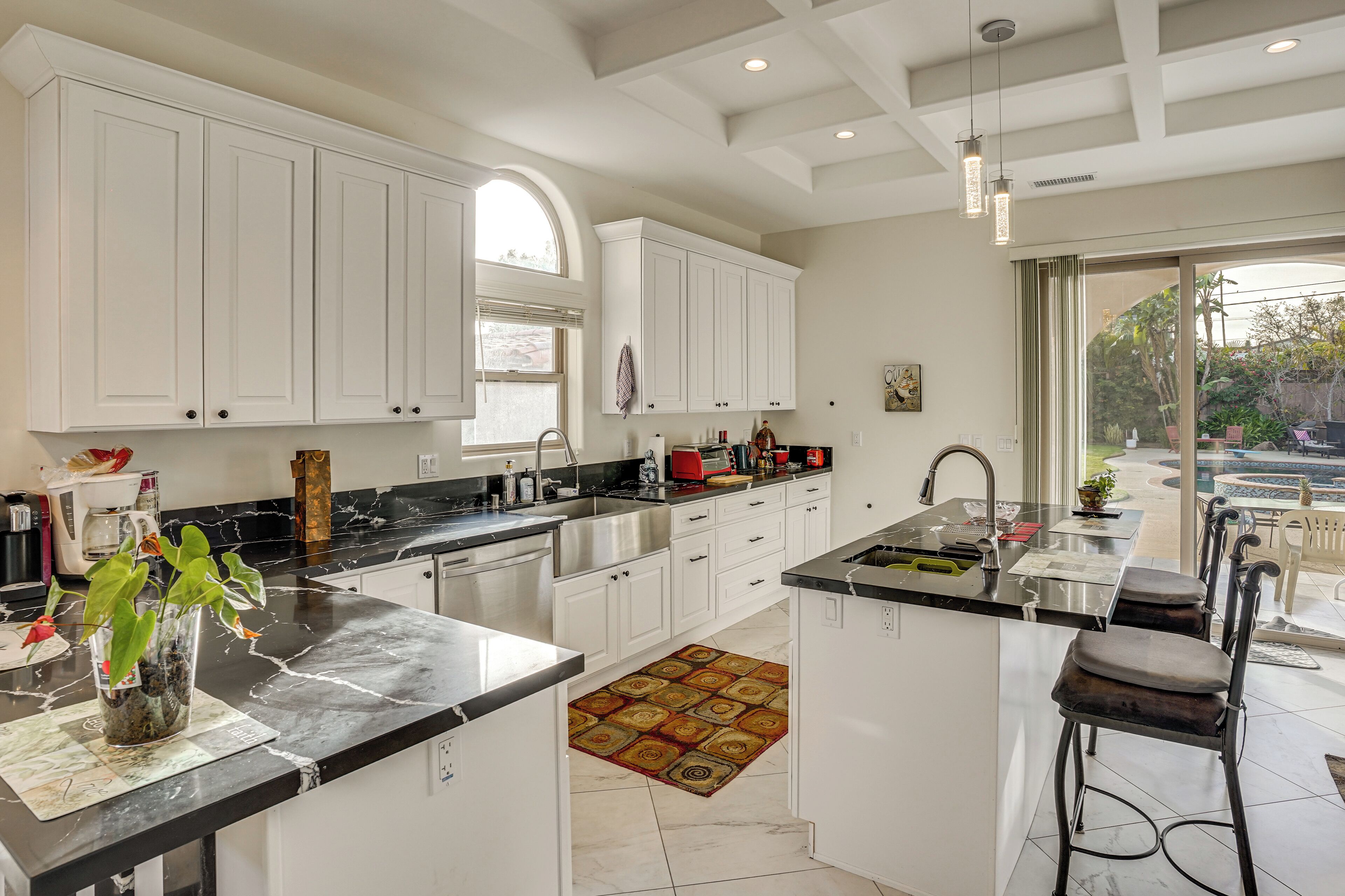 Réfrigérateur, micro-ondes, plaque de cuisson, lave-vaisselle