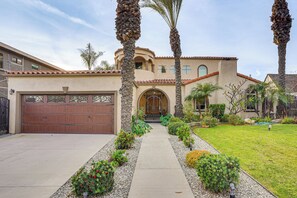 Exterior - 4 Mi to Dtwn Long Beach: Private Poolside Oasis! (Long Beach)