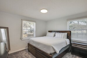 2 bedrooms, desk, Internet, bed sheets - 6 Mi to Dtwn Entertainment! Stylish JAX Abode (Jacksonville)