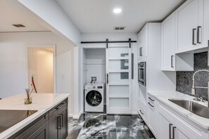 Fridge, microwave, stovetop, coffee/tea maker - 6 Mi to Dtwn Entertainment! Stylish JAX Abode (Jacksonville)