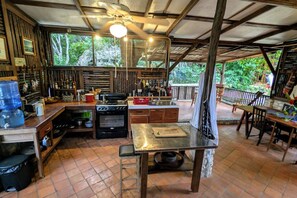 Frigorífico, horno, placa de cocina y cafetera o tetera