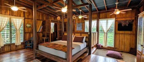 Een bureau, een strijkplank/strijkijzer, reisbedje, wifi